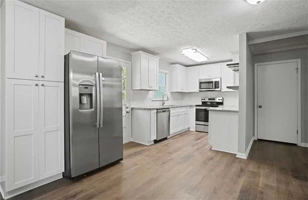 4 bed, 2.0 bath, 1805 sqft, $2,400 — Photo 3