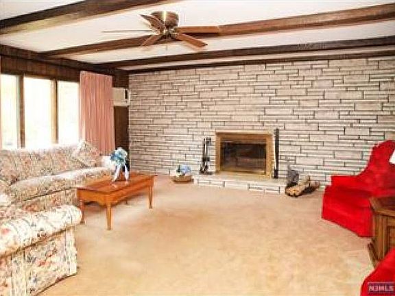 Large family rm w/firepl