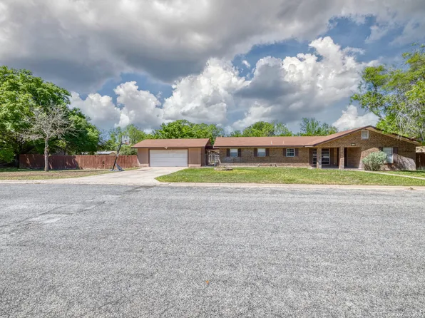 132 LARKSPUR DR, Uvalde, TX 78801