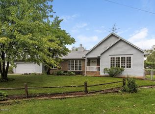 24 Robinhood Dr SE, Grand Rapids, MI 49546