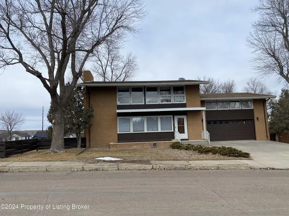 304 6th Ave NE, Watford City, ND 58854