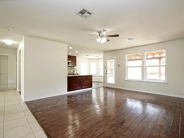 20601 Camel Back St — Photo 7