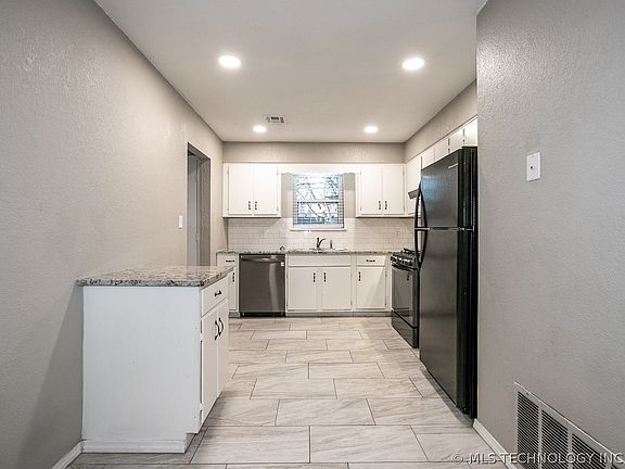 4th image of 607 W 150th St S