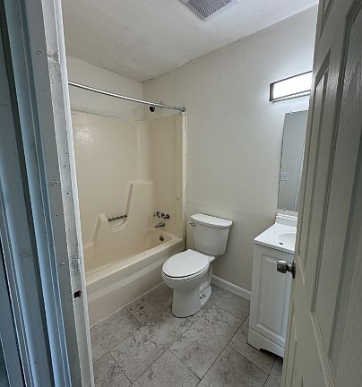 4th image of 2324 Iroll Ave #3