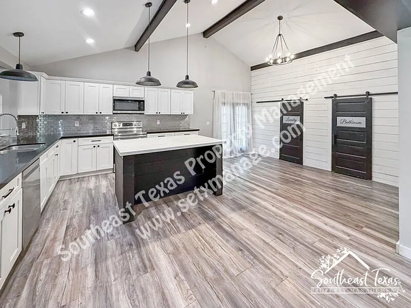 3 bed, 2.0 bath, 1156 sqft, $2,050 — Photo 3