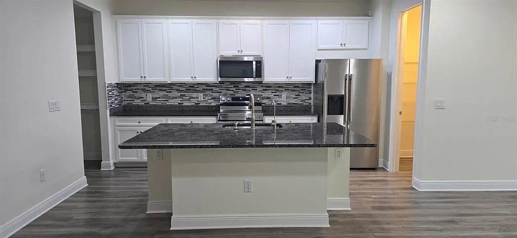 3 bed, 2.5 bath, 2307 sqft, $2,800 — Photo 2