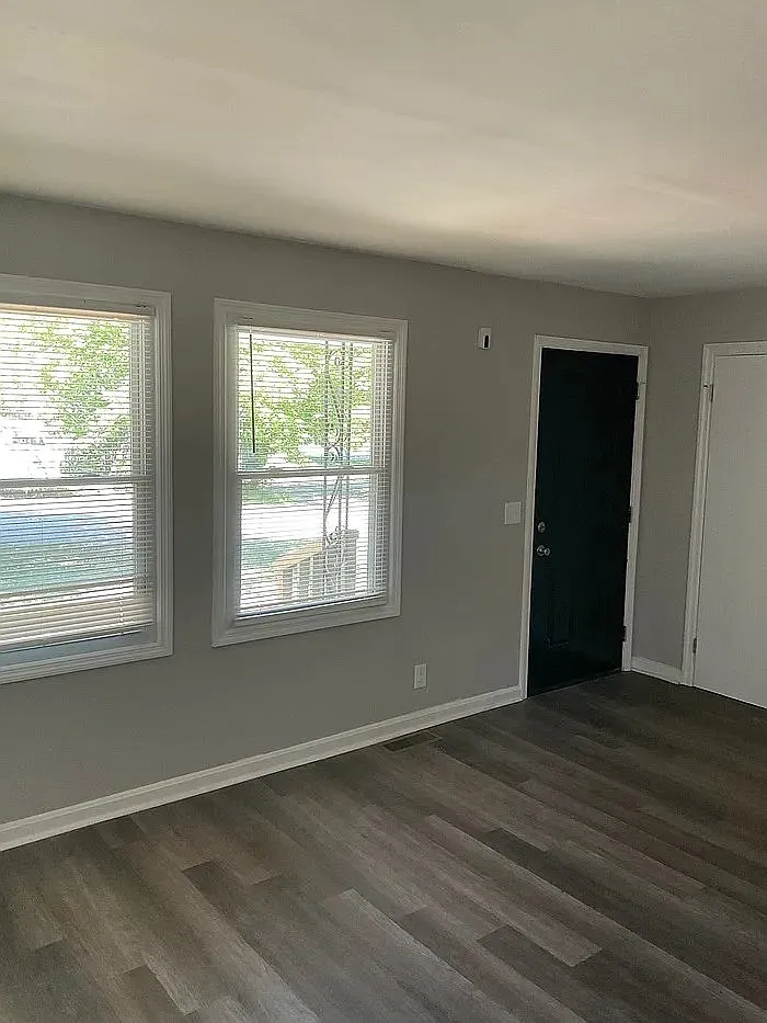 3 bed, 1.0 bath, 988 sqft, $1,415 — Photo 2