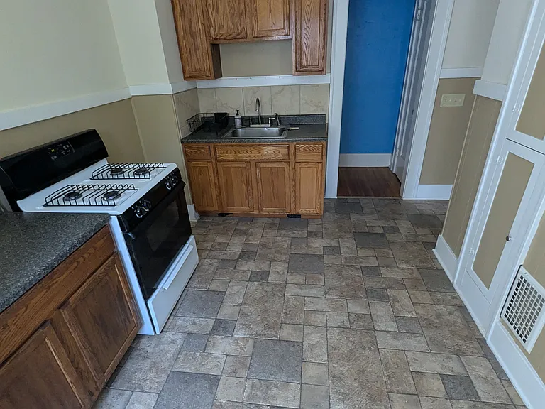 212-214 Marion St #1 — Photo 7