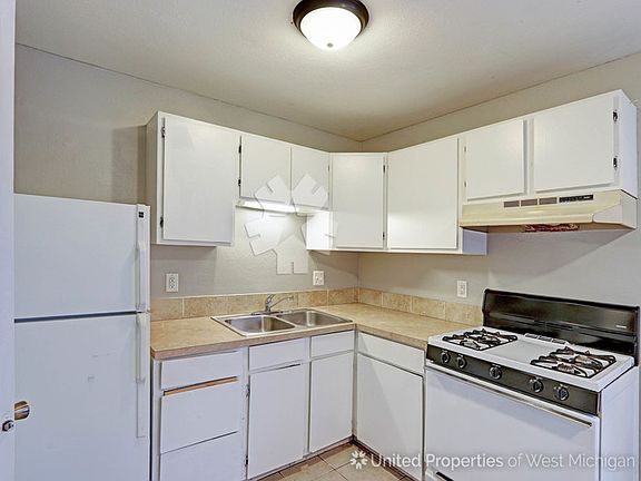 4th image of 109 Peony St SW