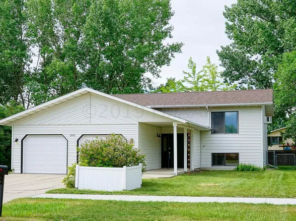 2013 30th Ave S, Fargo, ND 58103