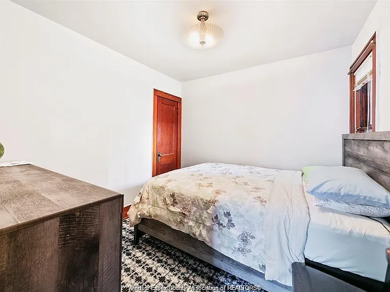 1596 Victoria Ave — Photo 9