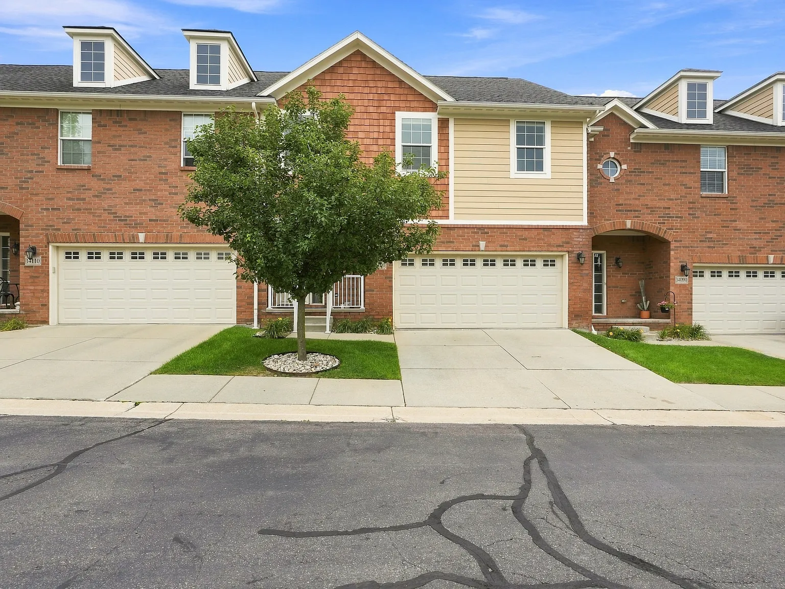 3 bed, 1983 sqft, $3,200 — Photo 1