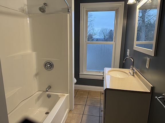 3rd image of 547 Lakeview Ave #4