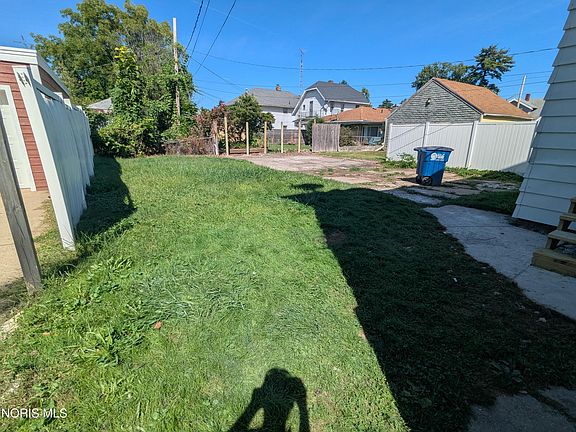 3rd image of 2034 Fernwood Ave