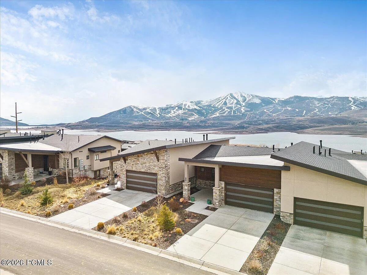3 bed, 2.5 bath, 3200 sqft, $6,500 — Photo 2
