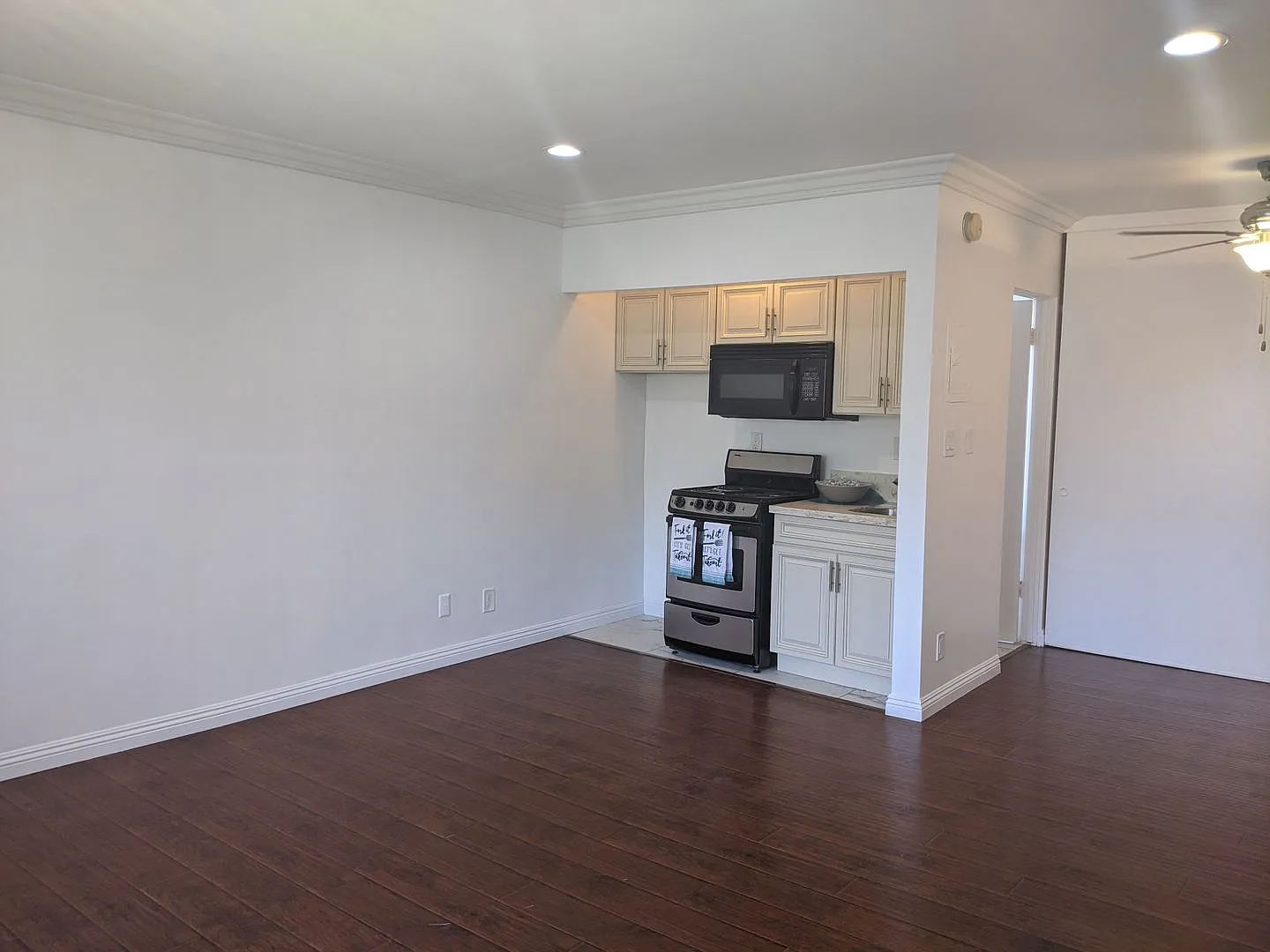 14024 Oxnard St — Photo 3
