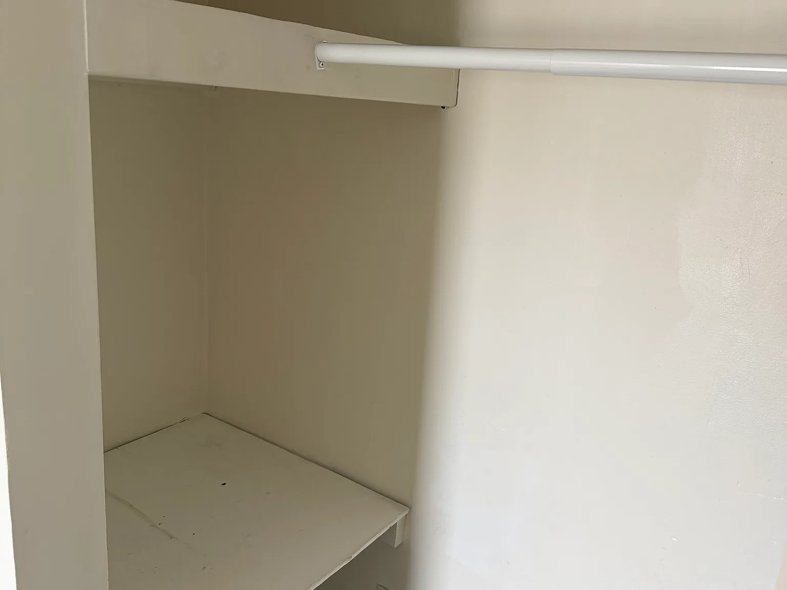 6 bed, 2400 sqft, $700 — Photo 3