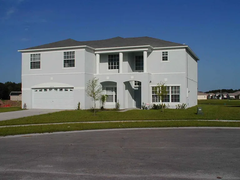 Large house sitting on west facing lot on quiet cul-de-sac