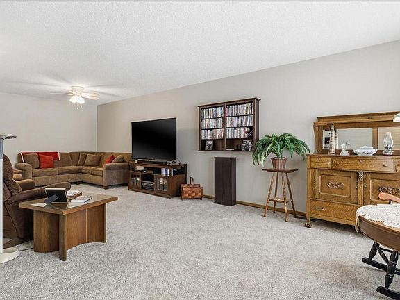5th image of 1079 S Pointe Dr