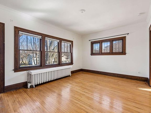 5th image of 404 Sheridan Ave S #2