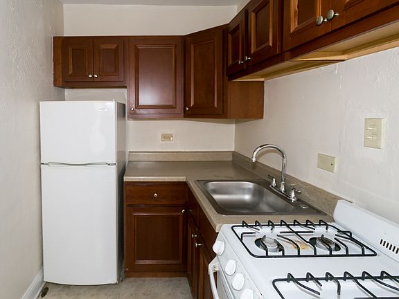 3rd image of 525 W Cornelia Ave APT 205