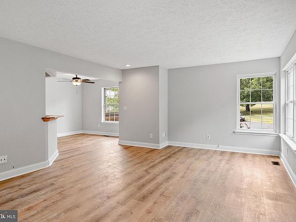 4th image of 2258 N Tollgate Cir