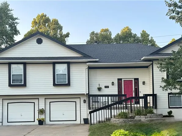 912 Village St, Leavenworth, KS 66048