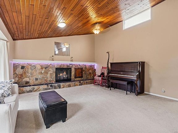 4th image of 944 Poplar Way
