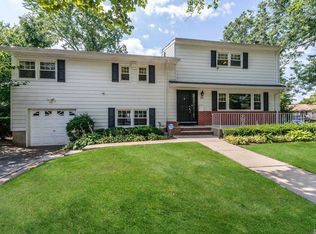 30 Plaza Rd, Garden City, NY 11530