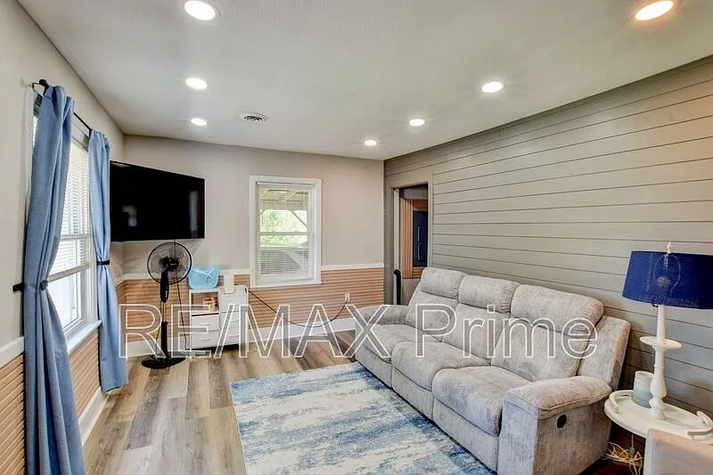 3 bed, 3.0 bath, 1140 sqft, $1,900 — Photo 2