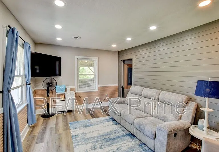 2 Clover St — Photo 2