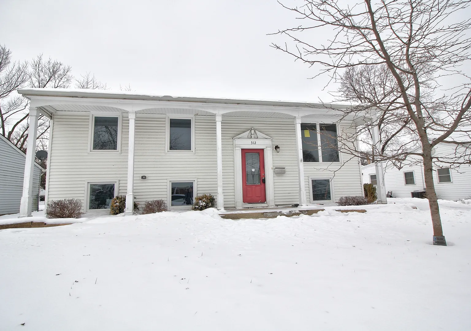 4 bed, 1998 sqft, $2,940 — Photo 1
