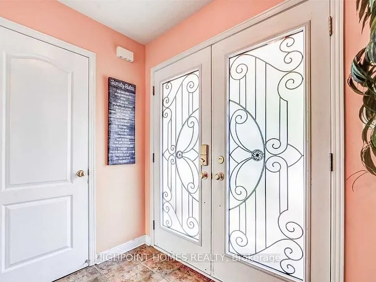 141 Pilkington Dr — Photo 2