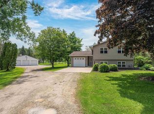 W4819 Country Gate Ln, Black Creek, WI 54106