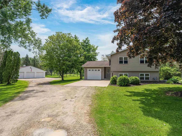 W4819 Country Gate Ln, Black Creek, WI 54106
