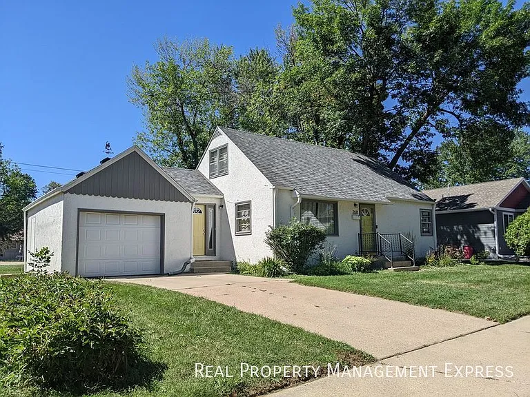2611 S Duluth Ave — Photo 1