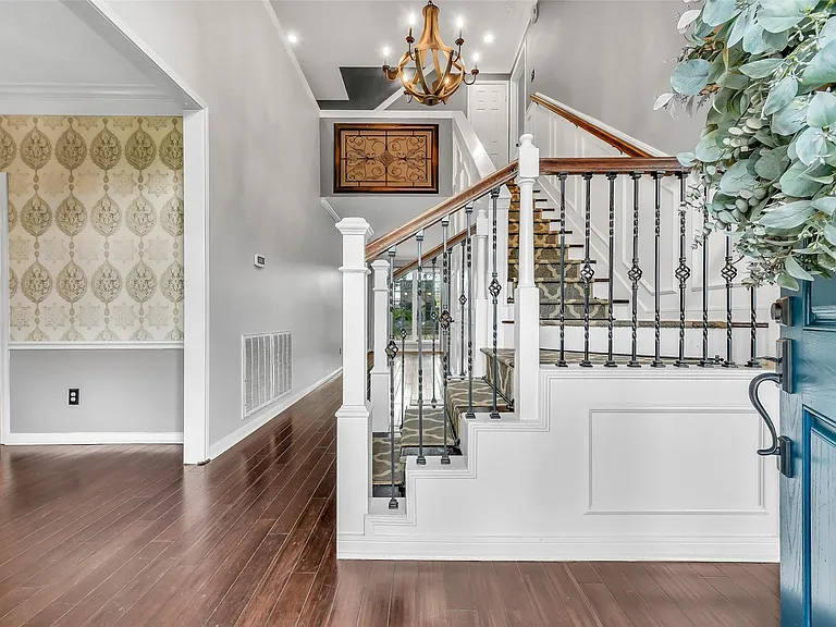2111 Riverside Dr — Photo 4