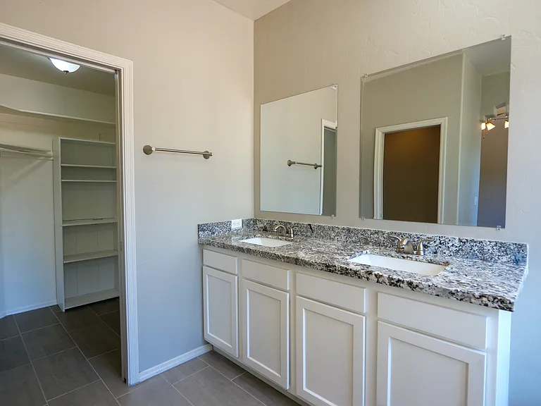 2430 N Quesnel Loop — Photo 10