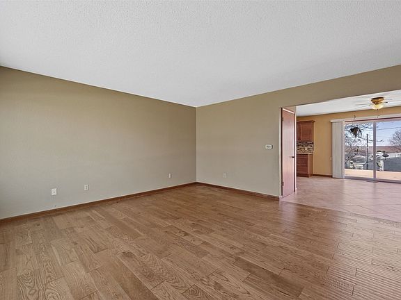 4th image of 409 W 1st St