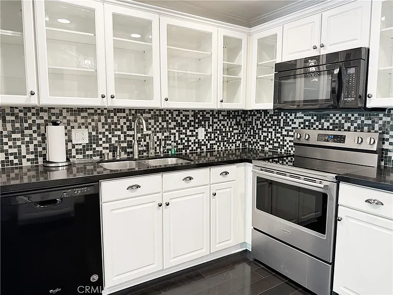 102 Scholz Plz — Photo 1