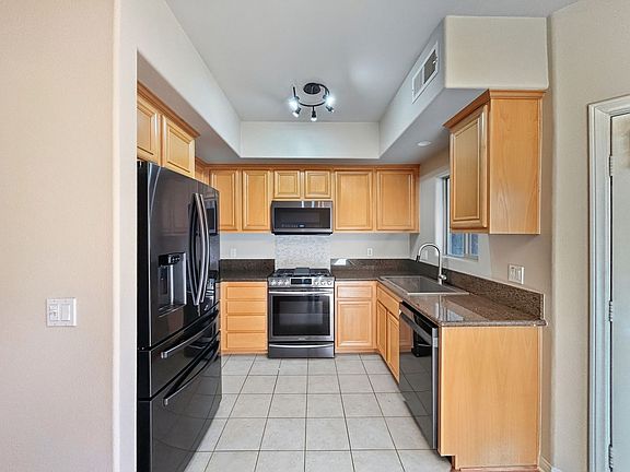 3rd image of 3938 Iowa St
