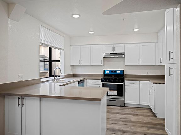 5th image of 2930 Montrose Ave APT 105
