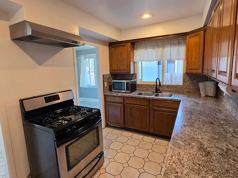 828 Orizaba Ave — Photo 13