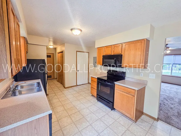 409 S Hazel St — Photo 2