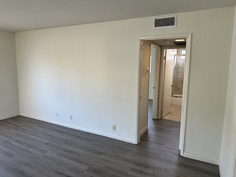10933 Moorpark St #5 — Photo 2