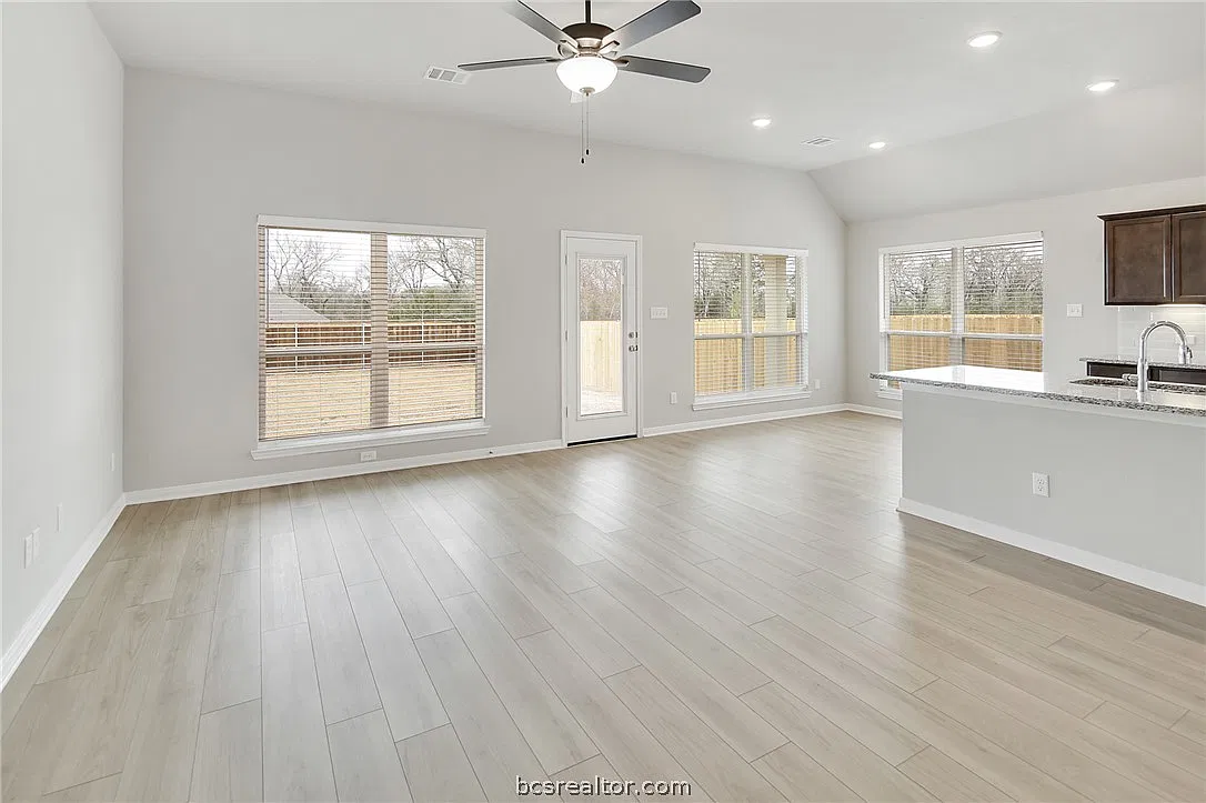 4 bed, 1596 sqft, $2,400 — Photo 3