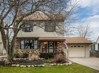 320 Kerby Rd, Grosse Pointe Farms, MI 48236