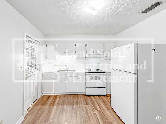 5th image of 318 Ariana St