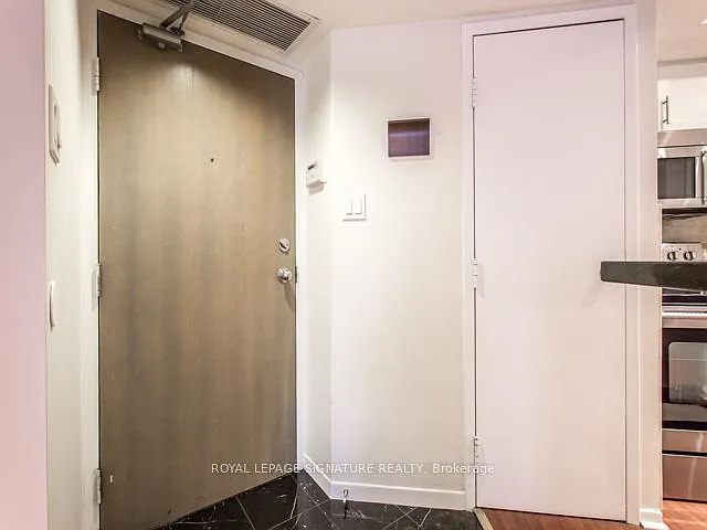 1001 Bay St #1007 — Photo 2