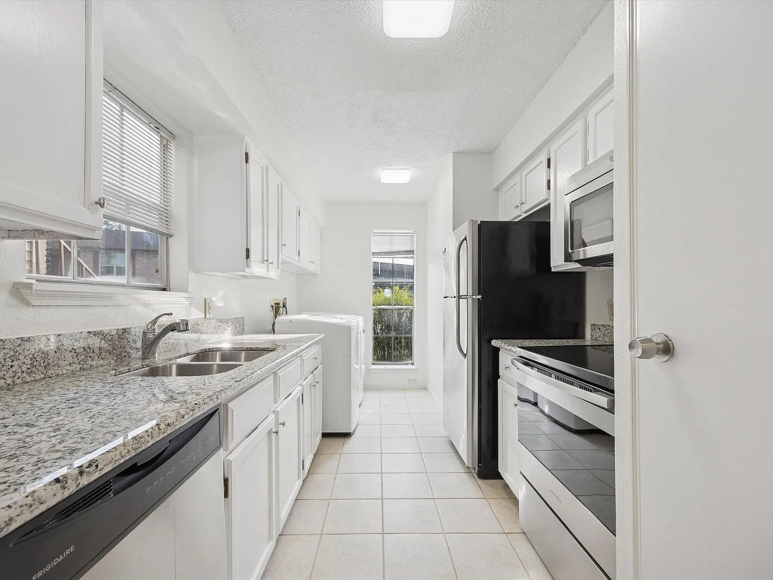 2 bed, 2.0 bath, 1140 sqft, $1,450 — Photo 1